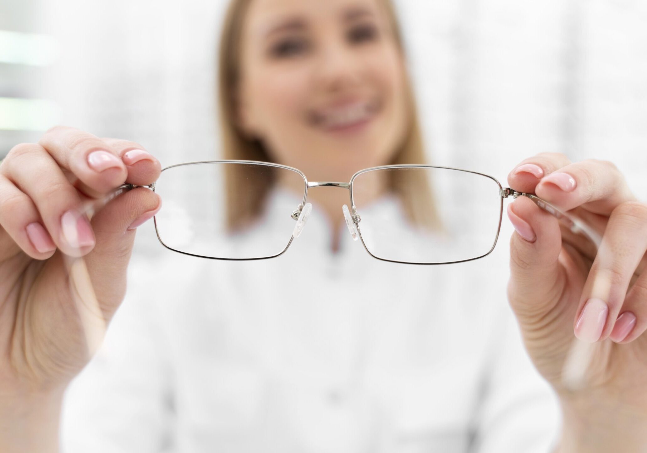 employee-working-store-glasses