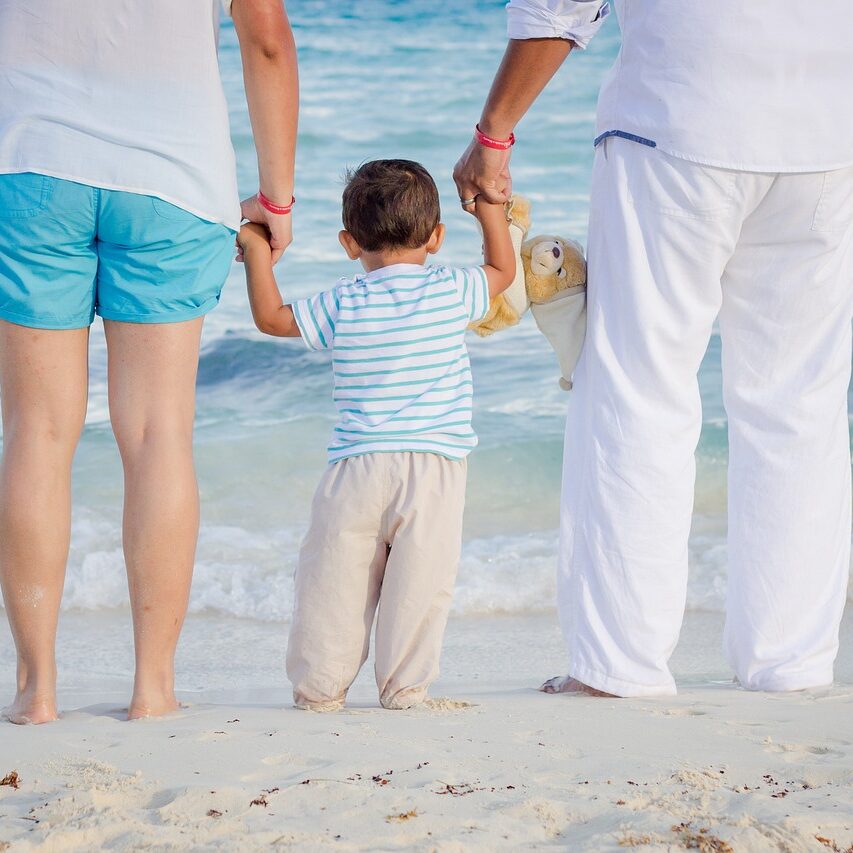 family, beach, child-1111818.jpg